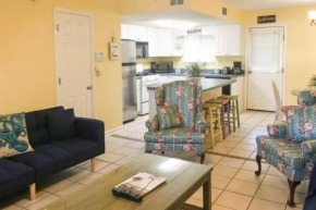Cozy 2-bedroom townhouse w/ pool and golf cart